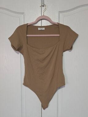 Babaton Short-Sleeve Scoop Neck Bodysuit in Camel Brown